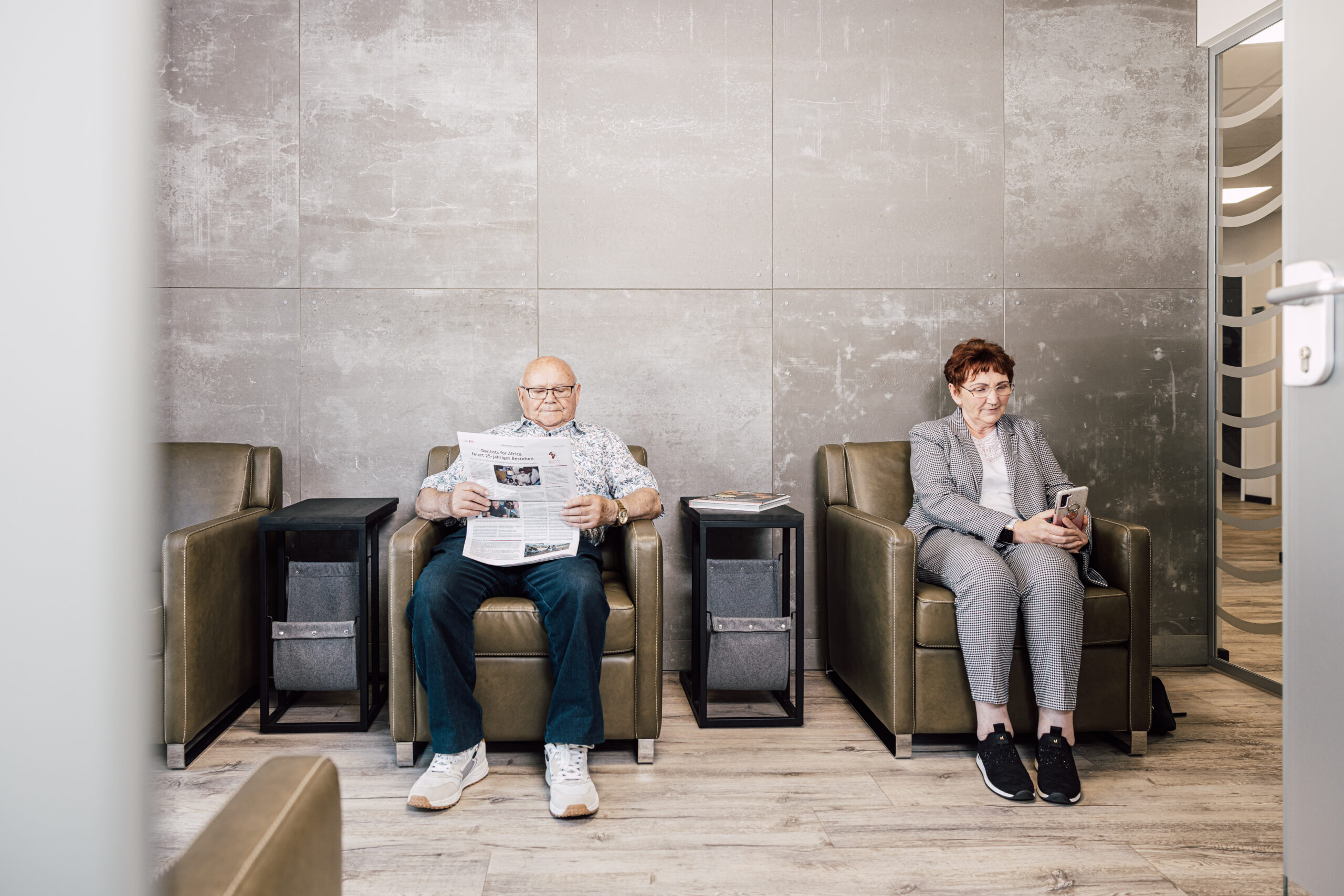 Wartezimmer mit Patienten in bequemen Ledersesseln, Privatpraxis Lilienthal